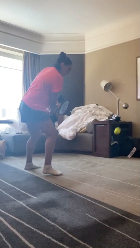 튀니지 프로 테니스 선수 온스 자베르가 17일 호주 멜버른 숙소에 격리된 채 실내에서 공을 치고 있다.로이터뉴스1