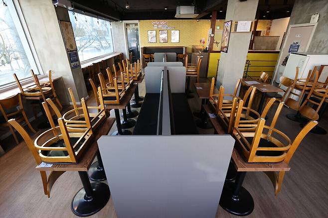 A cafe in Seoul is empty in order to comply with the government’s social distancing measures. (Yonhap News)