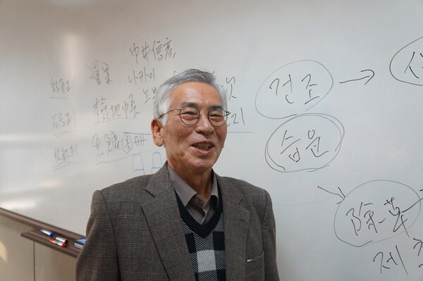 미야지마 히로시 교수가 사진을 찍으며 웃고 있다.                  강성만 선임기자