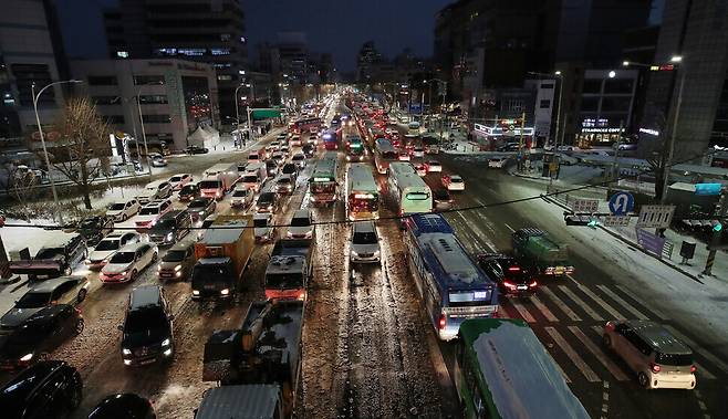 지난 7일 오전 서울 사당역 인근 도로가 밤사이 내린 눈으로 차량정체를 빚고 있다. 연합뉴스