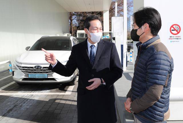 서울시장 보궐선거에 출마한 우상호(왼쪽) 더불어민주당 의원이 17일 국회 수소충전소을 방문해 시설을 살펴보고 있다. 뉴스1
