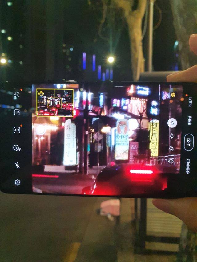 갤럭시S21에서는 화면을 20배 이상 확대하면 자동으로 '줌락' 기능이 구현된다. 안하늘 기자