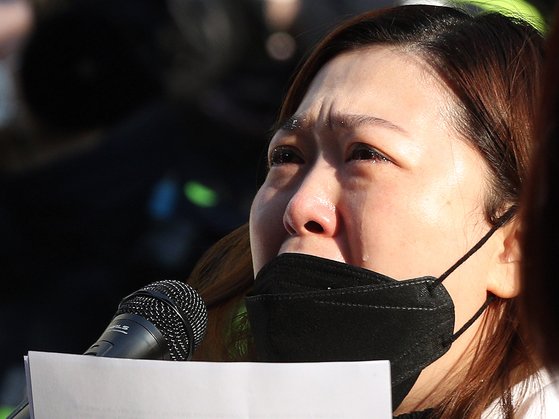 함께하는 사교육 연합 회원이 지난 12일 오전 서울 영등포구 여의도 더불어민주당사 앞에서 열린 '학원 정상 영업 촉구 집회'에서 눈물을 흘리며 발언하고 있다. 뉴스1