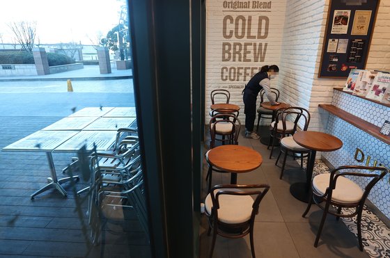 17일 서울 시내 한 카페에서 종업원이 내부 정리를 하고 있다. 연합뉴스