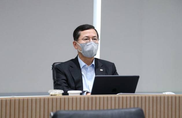 임영진 신한카드 사장이 15일 사업전략회의에서 참석해 임원과 부서장들의 토론을 듣고 있다.