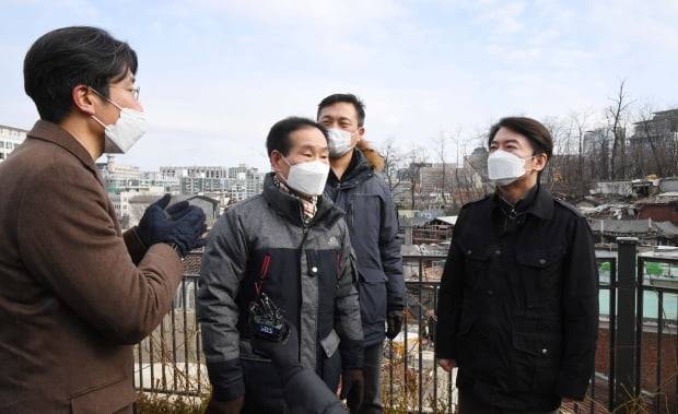 안철수 국민의당 대표가 17일 오후 서울 종로구 사직2구역 재개발지역을 방문해 조합 관계자들에게 애로사항을 듣고 있다. 사진=뉴스1