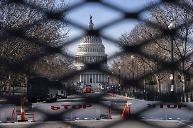 조 바이든 미국 대통령 취임식을 앞두고 미 연방의회 의사당이 16일(현지시간) 보안 철조망으로 둘러싸여 있다. AP|연합뉴스