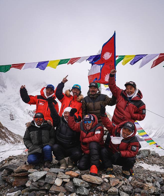 사상 처음으로 겨울철 K2 등반에 성공한 네팔 산악인들이 지난 5일(현지시간) 본격적인 등반을 시작하기 전 사진을 촬영하고 있다./로이터 연합뉴스
