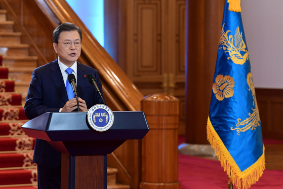 President Moon Jae-in delivers a New Year’s address to the people from the lobby of the Blue House on Nov. 11. He linked the Kospi at 3,000 with bright prospects for the Korean economy. [JOINT PRESS CORPS]