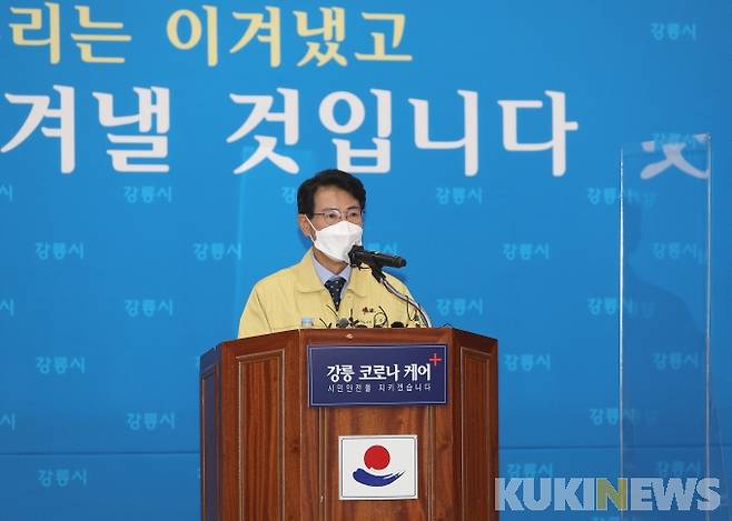 코로나19 관련 브리핑 중인 김한근 강릉시장.(사진=강릉시 제공)