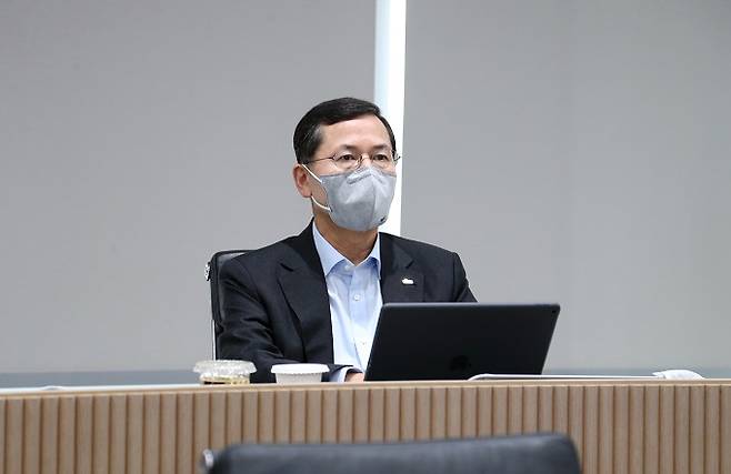 신한카드는 지난 15일 임부서장 전원이 온・오프라인 듀얼로 참석한 가운데 서울 을지로에 위치한 신한카드 본사에서 2021년 상반기 사업전략회의를 진행했다고 17일 밝혔다. 사진은 임영진 신한카드 사장이 회의에 참석한 모습/사진제공=신한카드