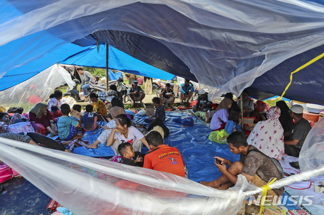 [AP/뉴시스] 규모 6.2 강진으로 70여 명이 사망한 인도네시아 술라웨시섬 서부에서 맘무주 주민들이 임시수용소에 대피해있다.