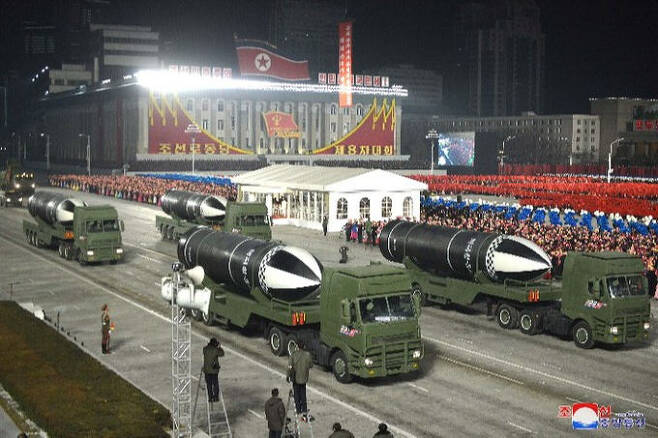 북한이 14일 8차 노동당 대회 기념 열병식에서 공개한 신형 잠수함발사탄도미사일(SLBM) ‘북극성-5ㅅ’. 연합뉴스