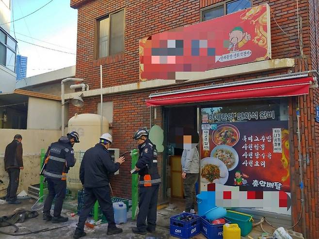 부산 해운대구 한 중국음식점에서 LPG 가스통 충전 도중 폭발과 함께 화재가 발생했다. 부산 해운대경찰서 제공