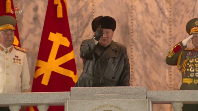 북한이 지난 14일 노동당 제8차 대회를 기념하는 열병식을 진행했다고 조선중앙TV가 15일 보도했다. 열병식을 지켜보던 김정은 위원장이 만족한 듯 엄지손가락을 들어 보이고 있다. [조선중앙TV 화면] /연합뉴스