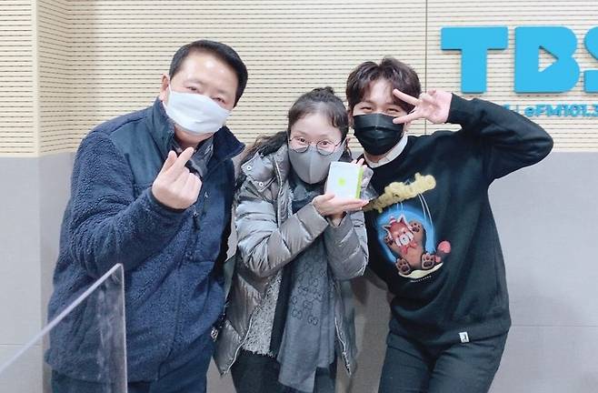 ▲ 김수찬(오른쪽)이 박슬기(가운데) 딸 첫돌에 순금을 선물했다. 제공|TBS