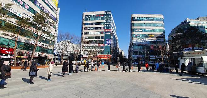 이동 선별검사소에 줄지어 늘어선 시민들.(사진=파주시 제공)