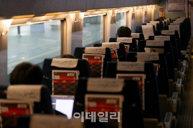 8일 오전 서울역에서 출발하는 KTX 열차안에 승객들이 자리에 앉아 있다.(사진=노진환 기자)