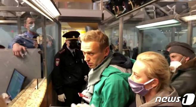 러시아 공항에 도착하자마자 체포되고 있는 알렉세이 나발니. © 로이터=뉴스1