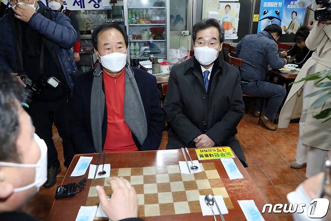 광주를 찾은 이낙연 더불어민주당 대표(오른쪽)가 18일 오후 광주 서구 양동시장 국밥집에서 손중호 광주시상인연합회장과 나란히 앉아 있다.2021.1.18 /뉴스1 © News1 허단비 기자