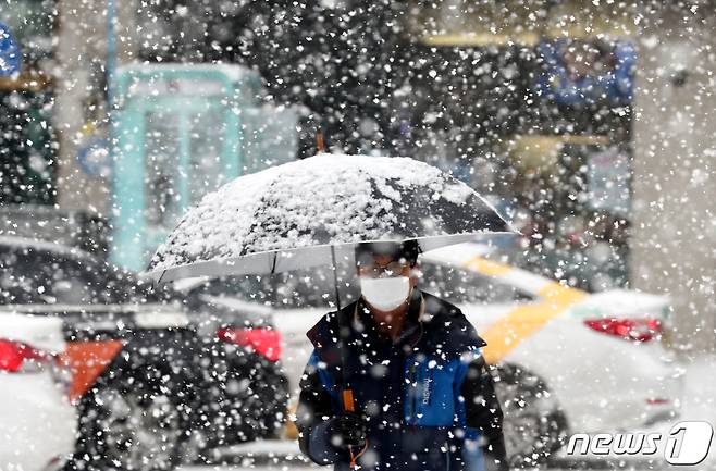 대전지역에 대설주의보가 내려진 18일 오전 대전 서구에서 시민들이 발길을 재촉하고 있다. 2021.1.18/뉴스1 © News1 김기태 기자