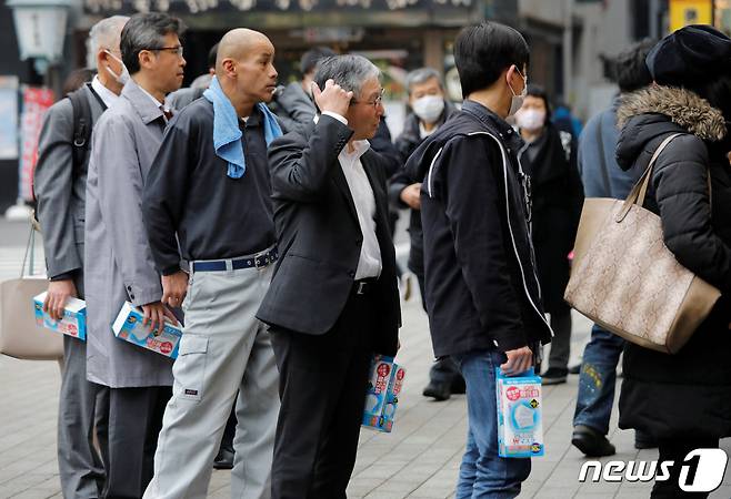 2020년 2월14일 일본 도쿄의 한 약국에 사람들이 마스크를 사기 위해 줄을 선 모습. 지난 13일 일본에서 첫 코로나19 사망자가 나왔고, 감염자 수 역시 증가세를 보이고 있다. © 로이터=뉴스1 © News1 윤다혜 기자