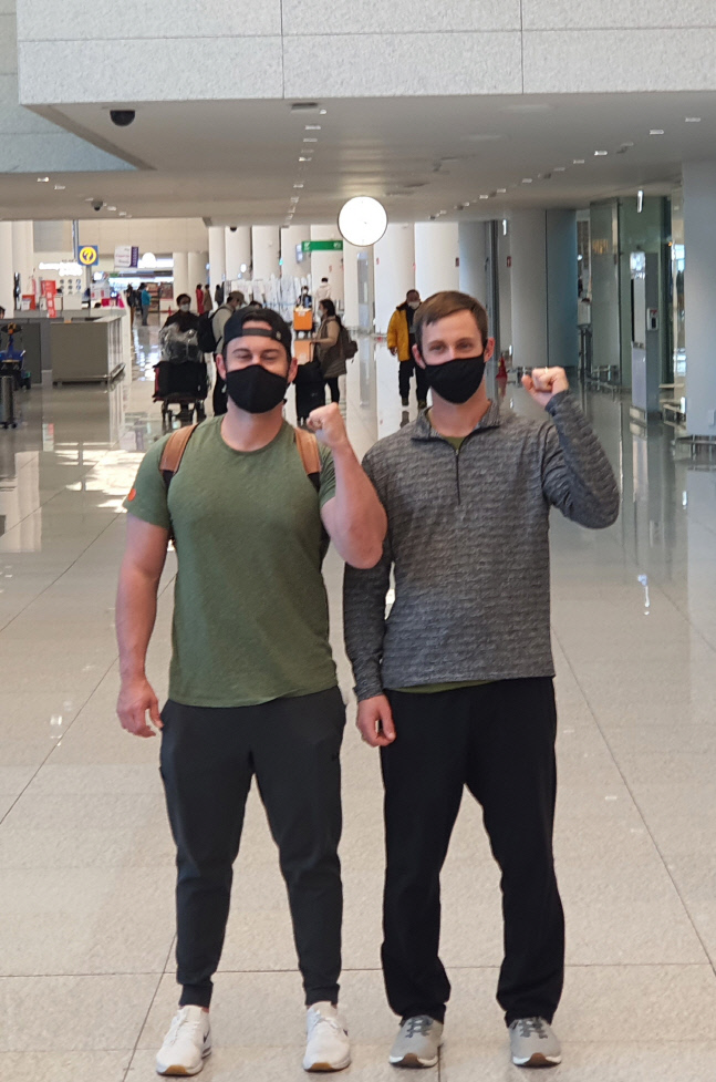 KIA 외국인 선수 프레스턴 터커(왼쪽)와 다니엘 멩덴이 18일 인천국제공항을 통해 입국한 뒤 포즈를 취하고 있다. 제공=KIA 타이거즈