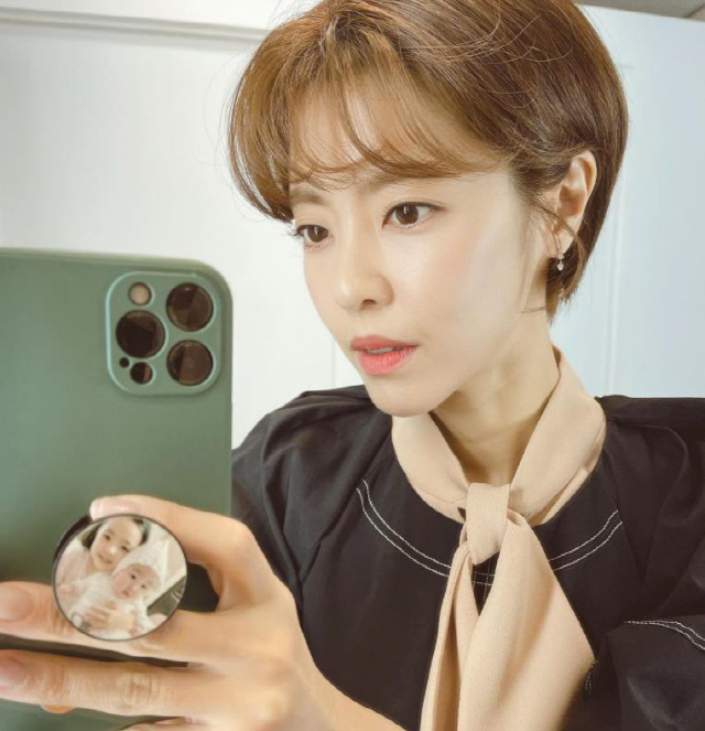 Lee Yoon-ji told Instagram on Wednesday: No, this house, how is this mirror so clean. You look like baby eyes.# Mirror She # Long time # You have another year # Lets see Zazu this year and posted a picture.In the photo, In Another World With My Smartphone Grip Talk, which features the face of daughter Rani Soul, attracts attention.Lee Yoon-ji let out her beauty with her hair and makeup set perfectly for the shoot.Meanwhile, Lee Yoon-ji has appeared on her husband, two daughters and SBS Sangmyong 2 and released her daily life.