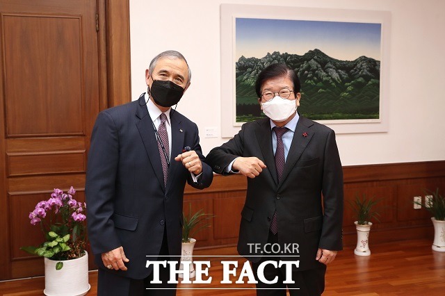 박병석(오른쪽) 국회의장이 18일 서울 여의도 국회의장실에서 해리 해리스 주한미국대사의 이임 예방을 받고 기념촬영을 하고 있다. /국회 제공
