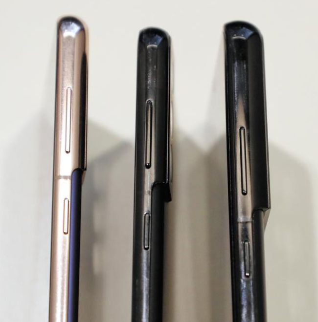 갤럭시S21, S21+, S21울트라(왼쪽부터)의 측면 두께를 비교한 모습. /오종찬 기자