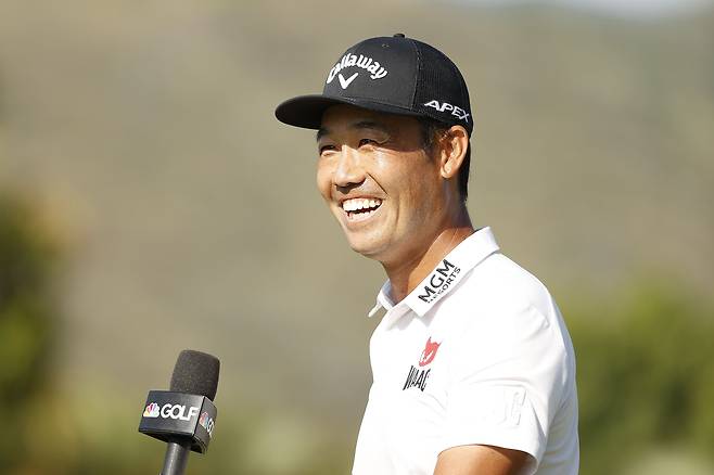 PGA 투어 SONY 오픈에서 1타 차로 역전우승한 케빈 나가 인터뷰하며 활짝 웃고있다./AFP 연합뉴스