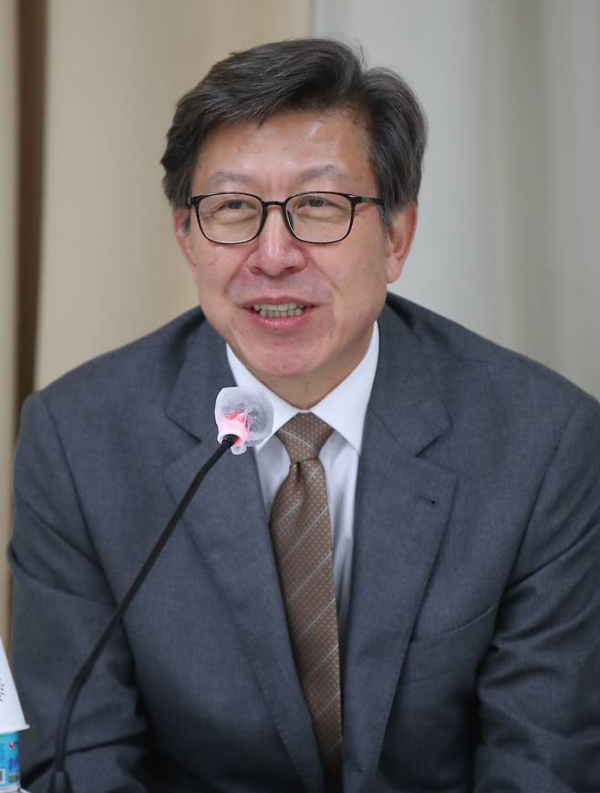 박형준 전 의원이 지난달 10일 한 세미나에서 발언하고 있다. /연합뉴스