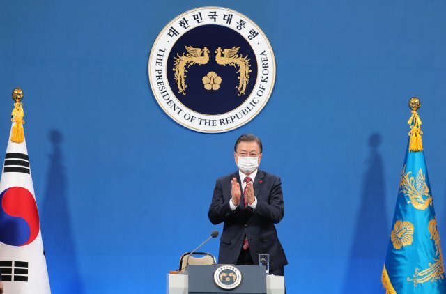 18일 문재인 대통령이 마스크를 착용한채 청와대 춘추관에서 열린 신년 기자회견에 참석하고 있다. 청와대사진기자단