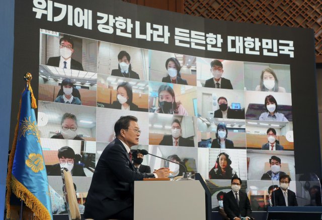 올해 대통령 신년 기자회견장에 등장한 문구는 ‘위기에 강한 나라 든든한 대한민국’ 이다. 청와대사진기자단
