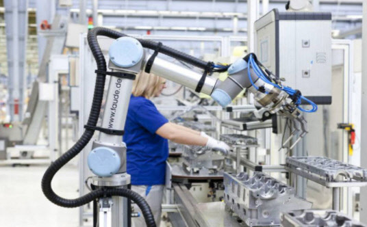 사진= 독일 잘츠기터 공장에서 근로자와 협업하는 협동로봇 (유니버설 로봇 제공)
