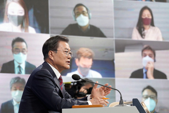 문재인 대통령이 18일 청와대 춘추관에서 열린 신년기자회견에서 기자들의 질문에 답하고 있다. 청와대 제공.