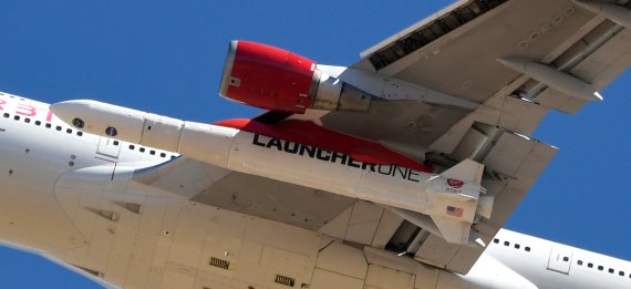 17일(현지시간) 미국 캘리포니아주 모하비 상공에서 버진오비트에서 제작한 위성이 실린 로켓이 보잉 747 항공기 날개밑에 장착돼있다.로이터뉴스1