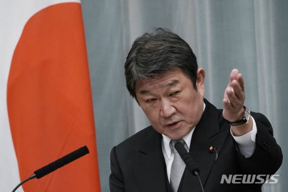 [도쿄=AP/뉴시스]지난해 9월 16일 모테기 도시미쓰 일본 외무상이 기자회견을 하며 제스쳐를 취하고 있다. 2020.10.06. /사진=뉴시스