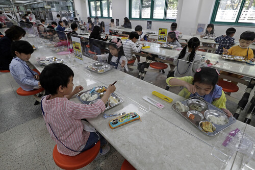 학생들이 사회적 거리두기를 지키며 급식을 먹고 있다. 김명진 기자brlittleprince@hani.co.kr