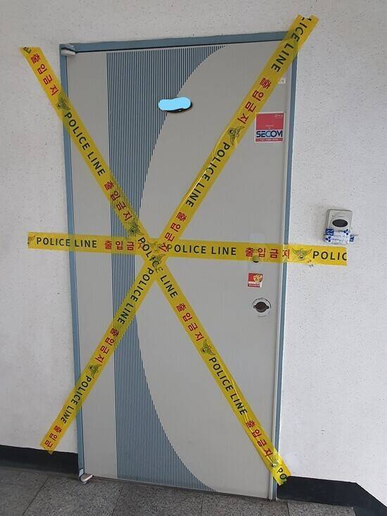 8살 여아가 숨진 채 발견된 인천 미추홀구 한 빌라에 폴리스라인이 처져 있다. 이정하 기자