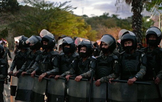 과테말라 군대가 온두라스 캐러밴 무리가 모여있는 곳 인근에서 방어 태세를 강화하고 있다.[AFP=연합뉴스]
