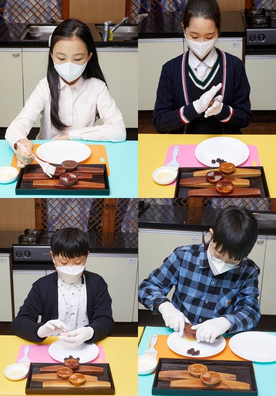 (왼쪽부터 시계방향으로) 윤현지 학생모델, 한채연·홍섬·박성진 학생기자가 꽃산병을 만들고 있다.