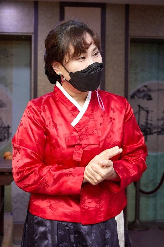 소중 학생기자단을 다채롭고 아름다운 떡의 세계로 안내한 김희연 떡 박물관 부관장.