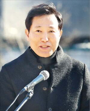 오세훈 전 서울시장이 17일 ‘북서울꿈의숲’에서 서울시장 선거 출마를 선언하고 있다.  국회사진기자단