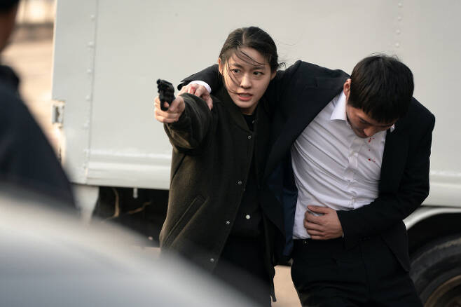 tvN 드라마 <낮과밤>의 배우 김설현은 무술감독으로부터 ‘로봇 같다’는 평을 들을 만큼 뛰어난 액션 실력을 선보였다. tvN 제공