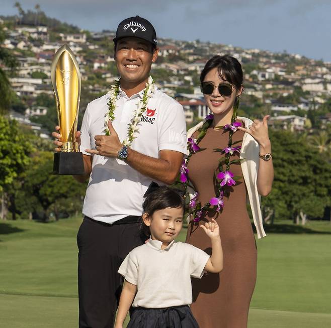 케빈 나가 18일 미국 하와이 호놀룰루에서 열린 PGA투어 소니오픈 우승을 차지한 뒤 아내, 딸과 함께 우승 트로피를 들고 기념 촬영을 하고 있다.    호놀룰루 | USA투데이연합뉴스