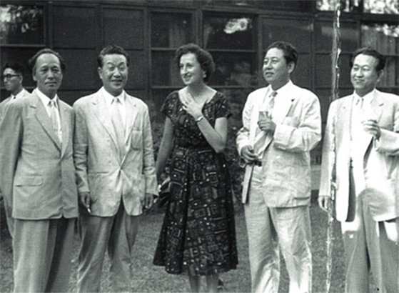 This photo shows American scholar Ellen P. Conant, center, and Korean artists visiting the World House Gallery in New York in 1957 to decide which artworks to feature in a contemporary Korean art exhibition. It is part of the exhibition ″Homebound Journey: Non-Korean Researchers' Study of Korean Arts.″ [KIMDALJIN ART ARCHIVES AND MUSEUM]