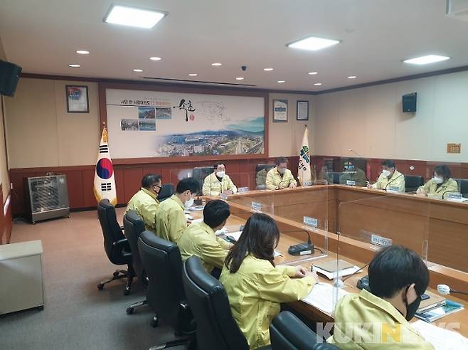 지난 16일 오전 강원 속초시(시장 김철수)는 비상대책 회의를 열고 사회적 거리두기 2단계를 오는 31일까지 2주간 연장하기로 결정했다.(사진=속초시 제공)