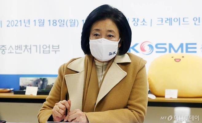 박영선 중소벤처기업부 장관이 18일 오전 서울 마포구 크레이드인터내셔널에서 중소기업인들과 대화하고 있다. /사진=뉴시스