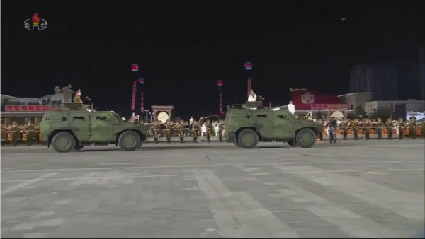 지난해와 올해 야간 열병식 때 김일성광장에 등장한 북한군 선도차량. 조선중앙통신／연합뉴스